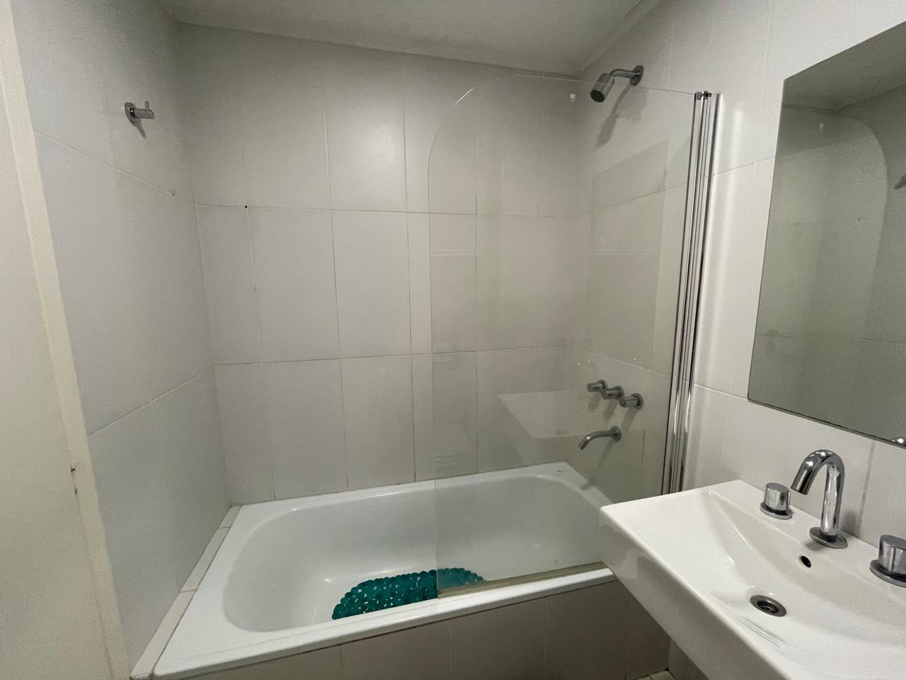 Foto de Moderno ambiente y medio con balcón y amenities en Belgrano, imagen 5