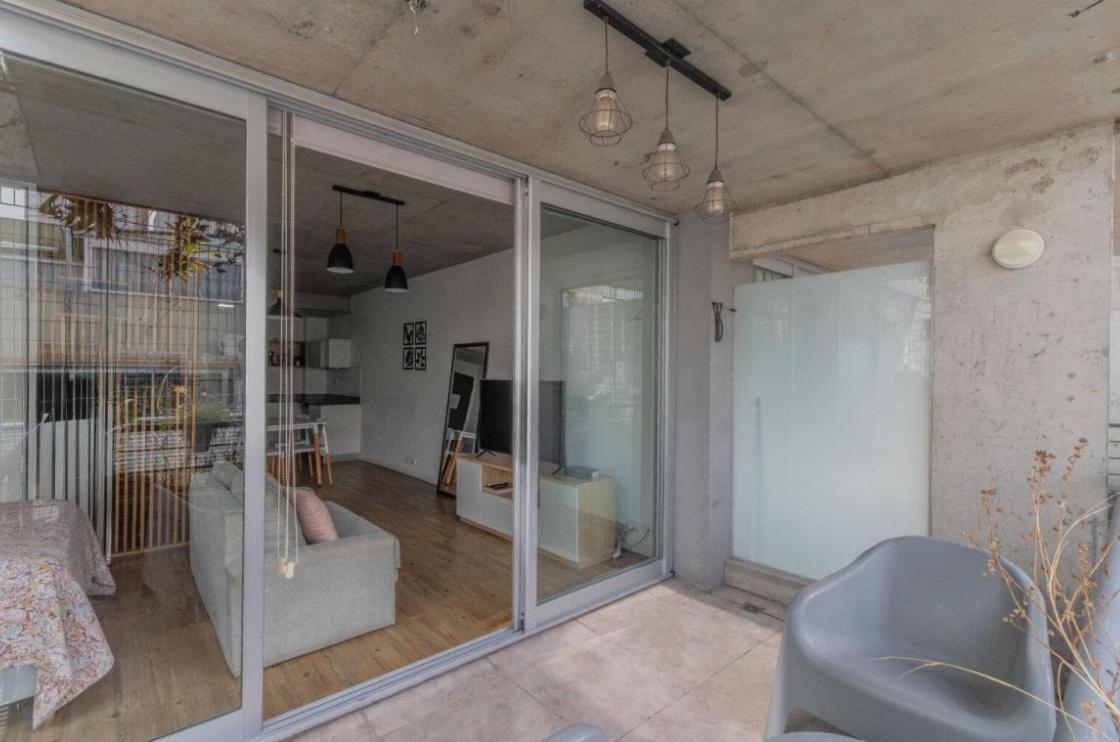 Foto de Moderno ambiente y medio con balcón y amenities en Belgrano, imagen 2