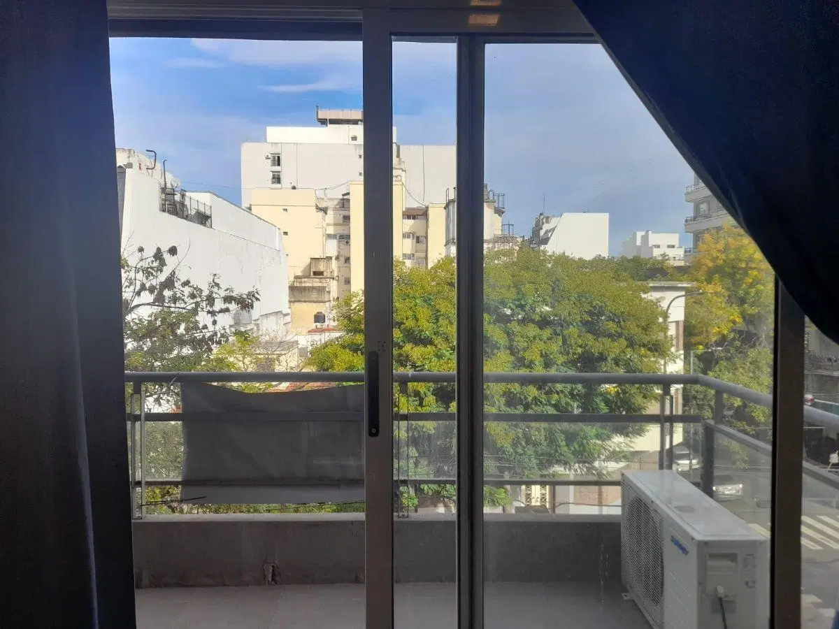 DEPARTAMENTO MONOAMBIENTE CON BALCÓN AL FRENTE – SEMIPISO 3