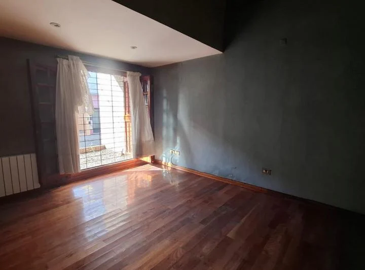 Espectacular casa c/ jardin, parrilla con detalles de categoria y constructivos.  3