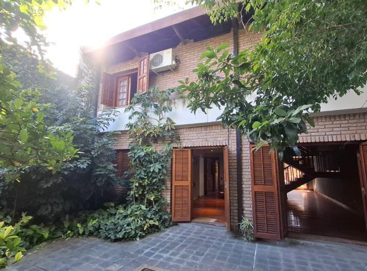 Espectacular casa c/ jardin, parrilla con detalles de categoria y constructivos.  2