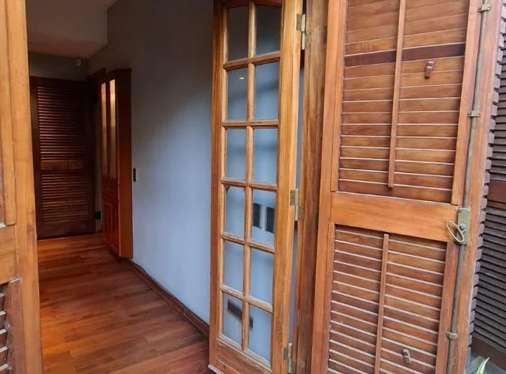 Espectacular casa c/ jardin, parrilla con detalles de categoria y constructivos.