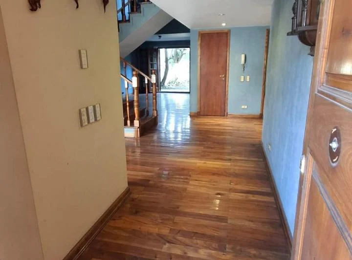 Espectacular casa c/ jardin, parrilla con detalles de categoria y constructivos.  4