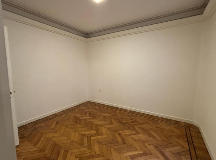 Amplio departamento de 4 amb y dep apto profesional en Larrea y Rivadavia 5