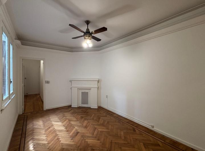 Amplio departamento de 4 amb y dep apto profesional en Larrea y Rivadavia 1