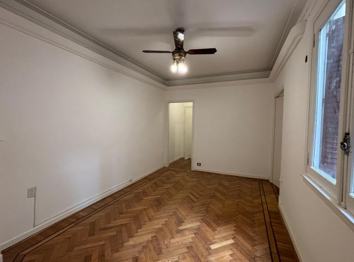Amplio departamento de 4 amb y dep apto profesional en Larrea y Rivadavia 3