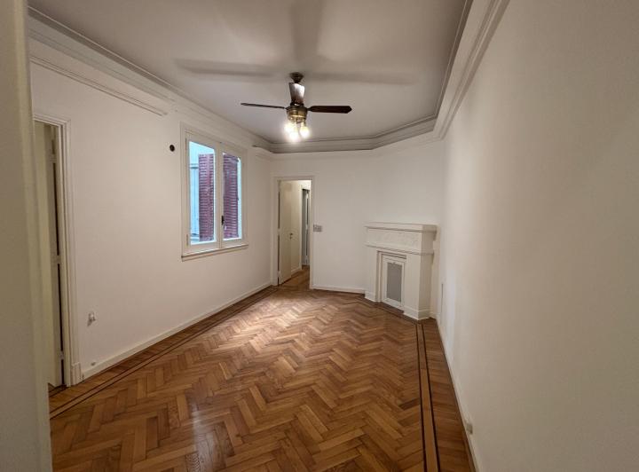 Amplio departamento de 4 amb y dep apto profesional en Larrea y Rivadavia 2