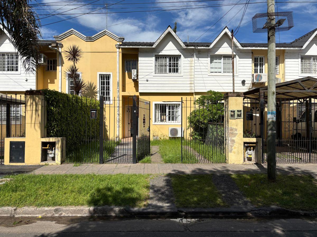 Duplex de cuatro ambientes , patio dos baños todo sol !