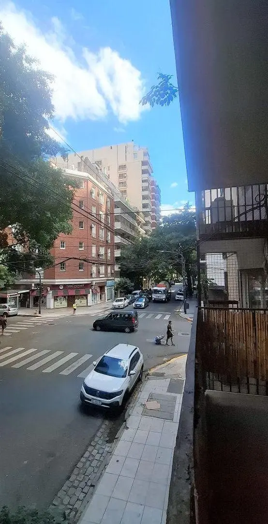 Muy buen tres ambientes con balcón en exclusiva zona de Belgrano, con patio cerca de Barrancas 5