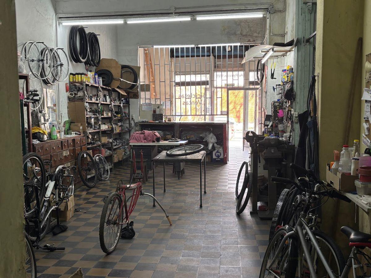 Foto de Local en venta con vivienda en 1° piso — Av. Regimiento de Patricios, imagen 1