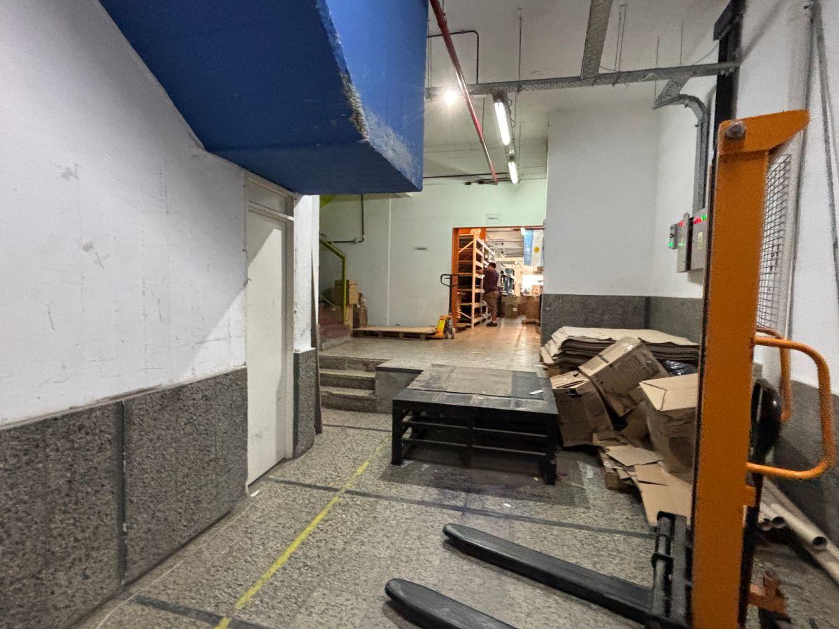 Foto de Local con oficinas en pisos superiores ( 3 plantas ), imagen 5