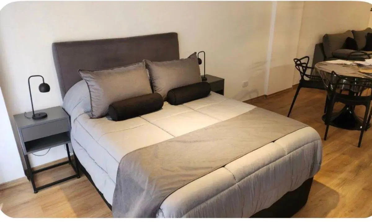 ESTUDIO GRANDE AMOBLADO Y EQUIPADO CON BALCON Y LAVARROPAS
CAPACIDAD PARA 3 PERSONAS MAX 2