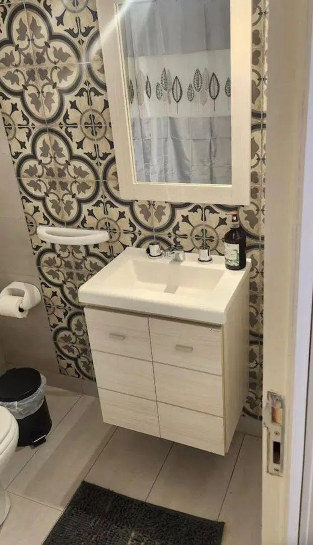 ESTUDIO GRANDE AMOBLADO Y EQUIPADO CON BALCON Y LAVARROPAS
CAPACIDAD PARA 3 PERSONAS MAX 3