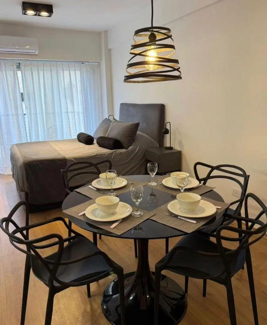 ESTUDIO GRANDE AMOBLADO Y EQUIPADO CON BALCON Y LAVARROPAS
CAPACIDAD PARA 3 PERSONAS MAX 1