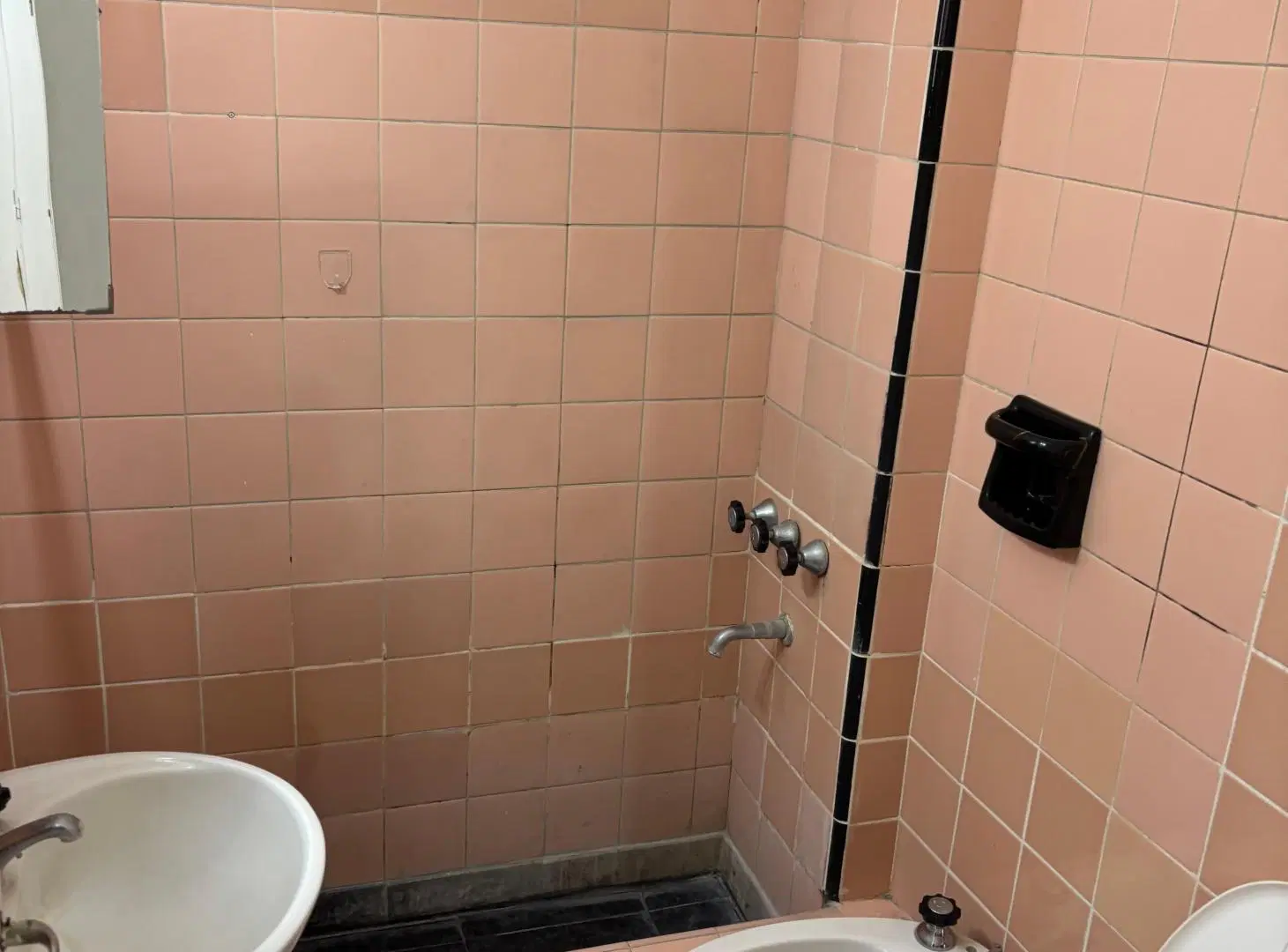 ALQUILER – 1 AMBIENTE INTERNO CON MUY BUENA LUZ – CENTRO 7