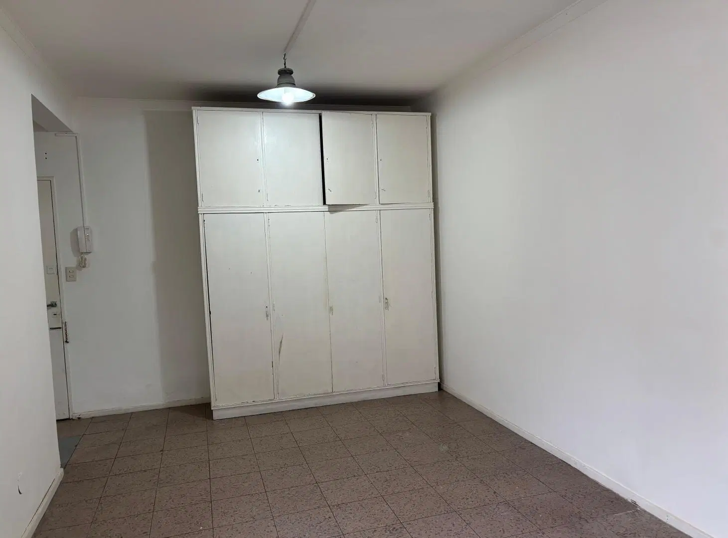 ALQUILER – 1 AMBIENTE INTERNO CON MUY BUENA LUZ – CENTRO 4