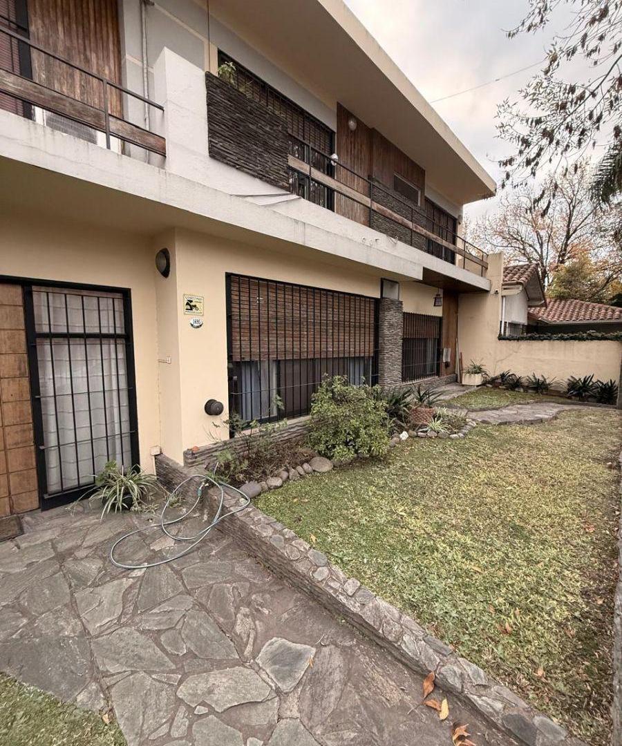 Hermosa CASA. Hurlingham, 4 habitaciones, 3 baños y Consultorio con entrada independiente.5Esquinas
