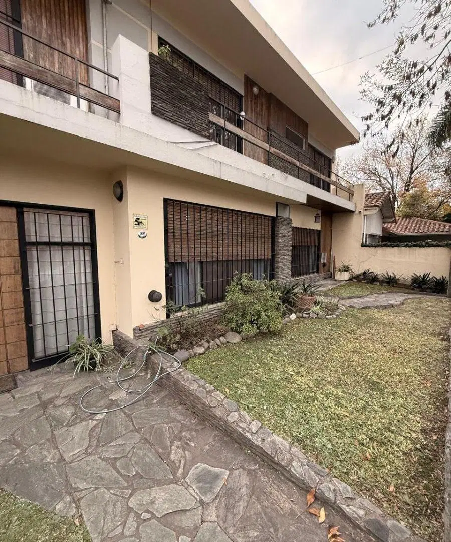 Hermosa CASA. Hurlingham, 4 habitaciones, 3 baños y Consultorio con entrada independiente.5Esquinas 2