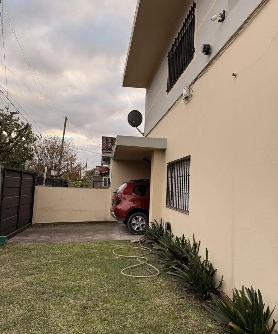 Hermosa CASA. Hurlingham, 4 habitaciones, 3 baños y Consultorio con entrada independiente.5Esquinas 3