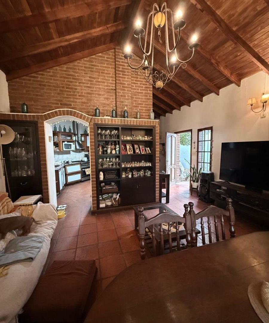 Foto de HERMOSO CHALET CON PISCINA EN HURLINGHAM!! 4 HABITACIONES 3 BAÑOS, imagen 2