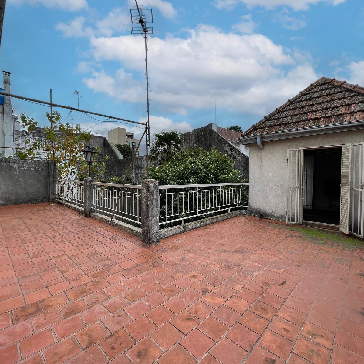 Casa de 6 Ambientes, Jardín y Cochera Para 4 Autos en Venta! 3