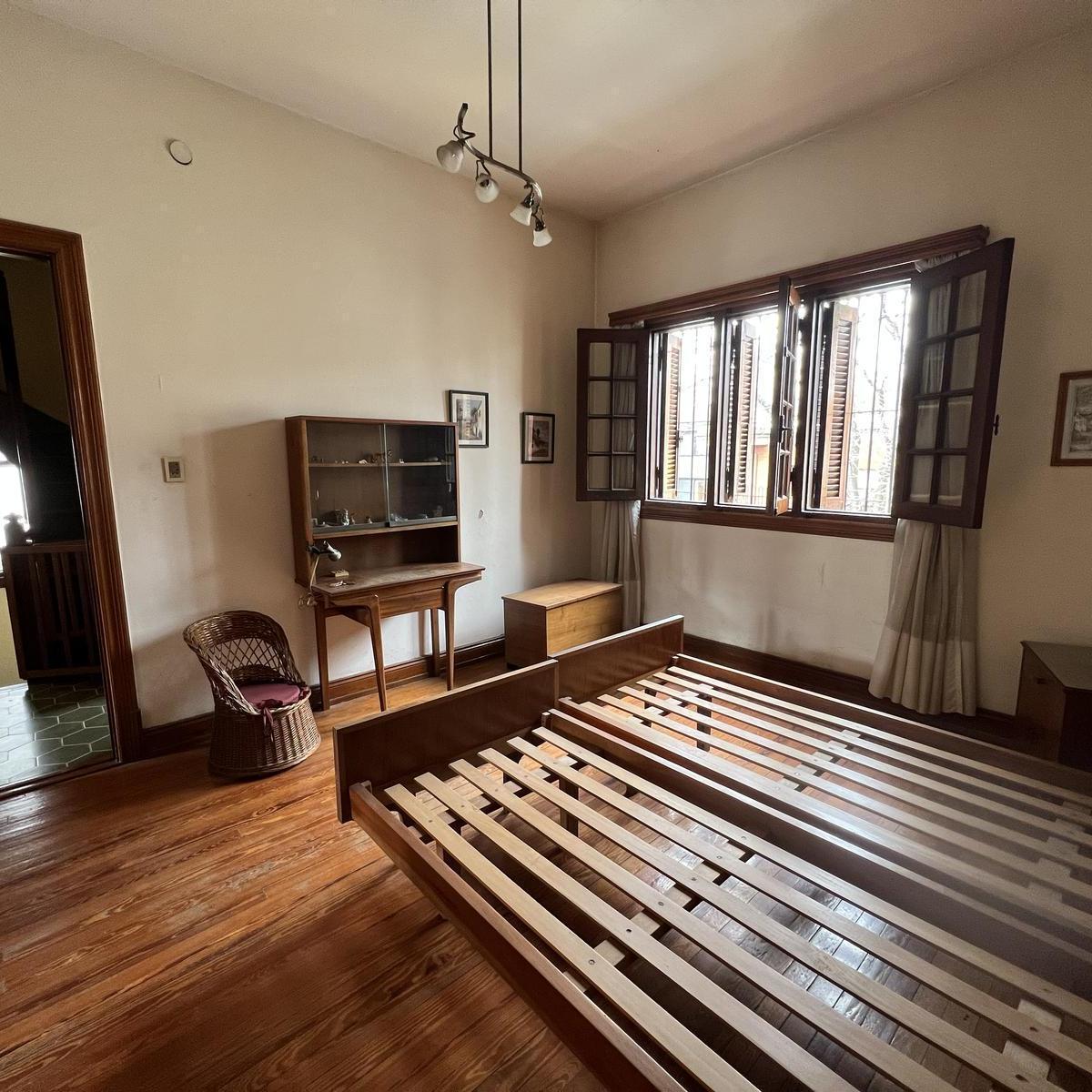 Casa de 6 Ambientes, Jardín y Cochera Para 4 Autos en Venta! 5