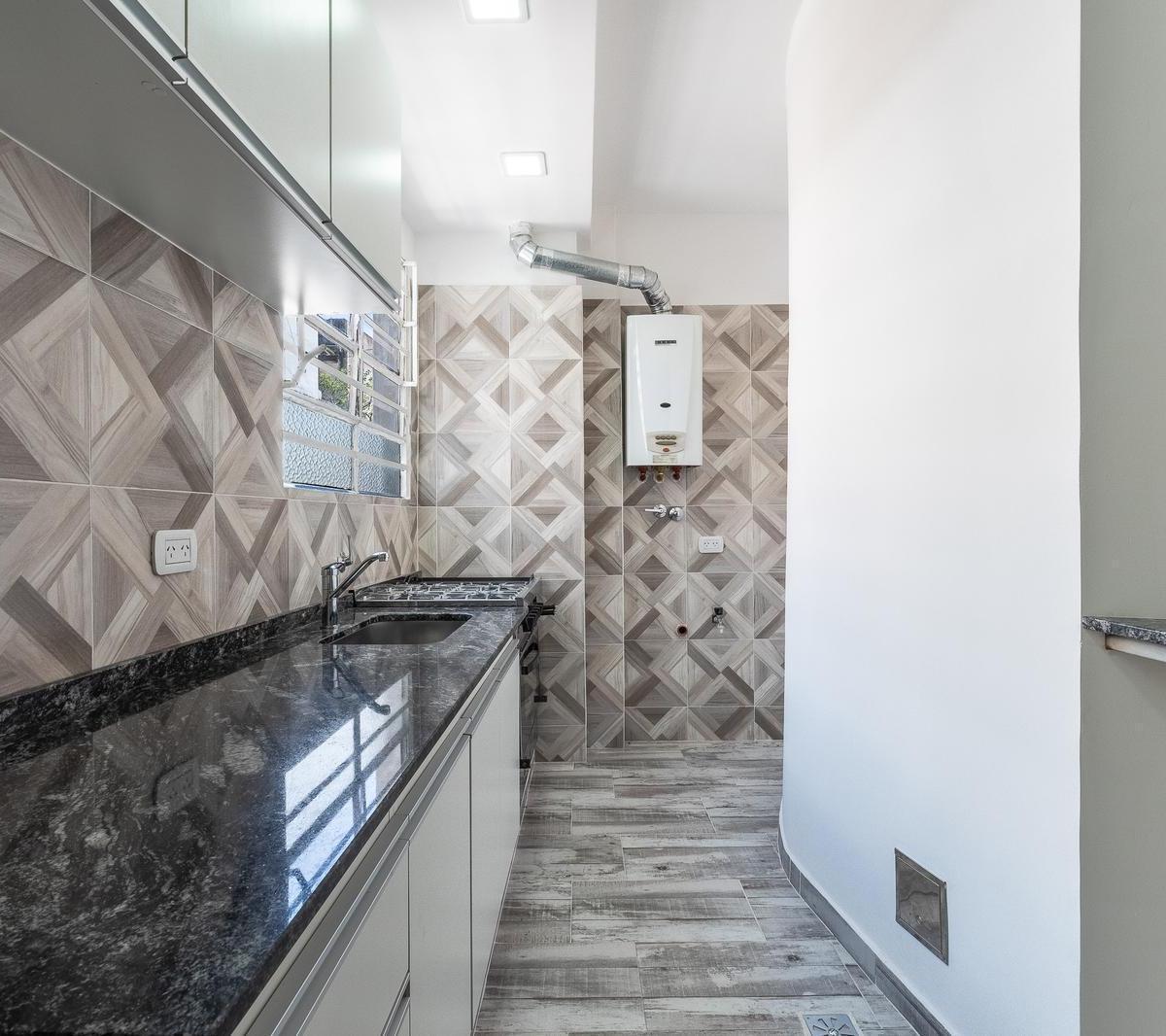 Increíble Departamento de 4 Ambientes Refaccionado con Balcón en Venta 4