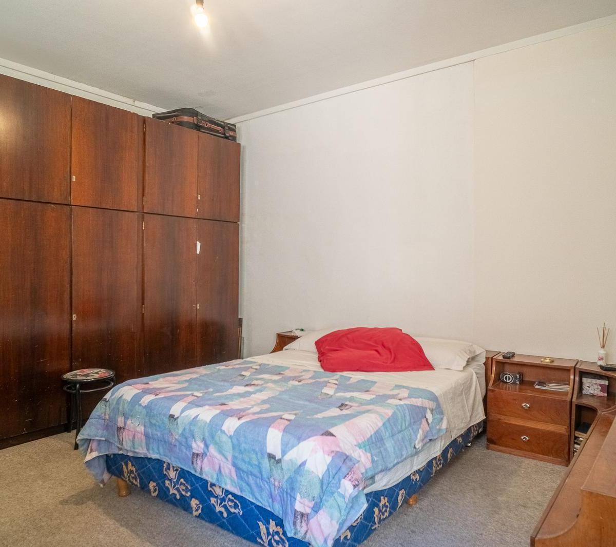 Casa de 5 Ambientes con Terraza y 2 Baños en Venta en Parque Chacabuco 5