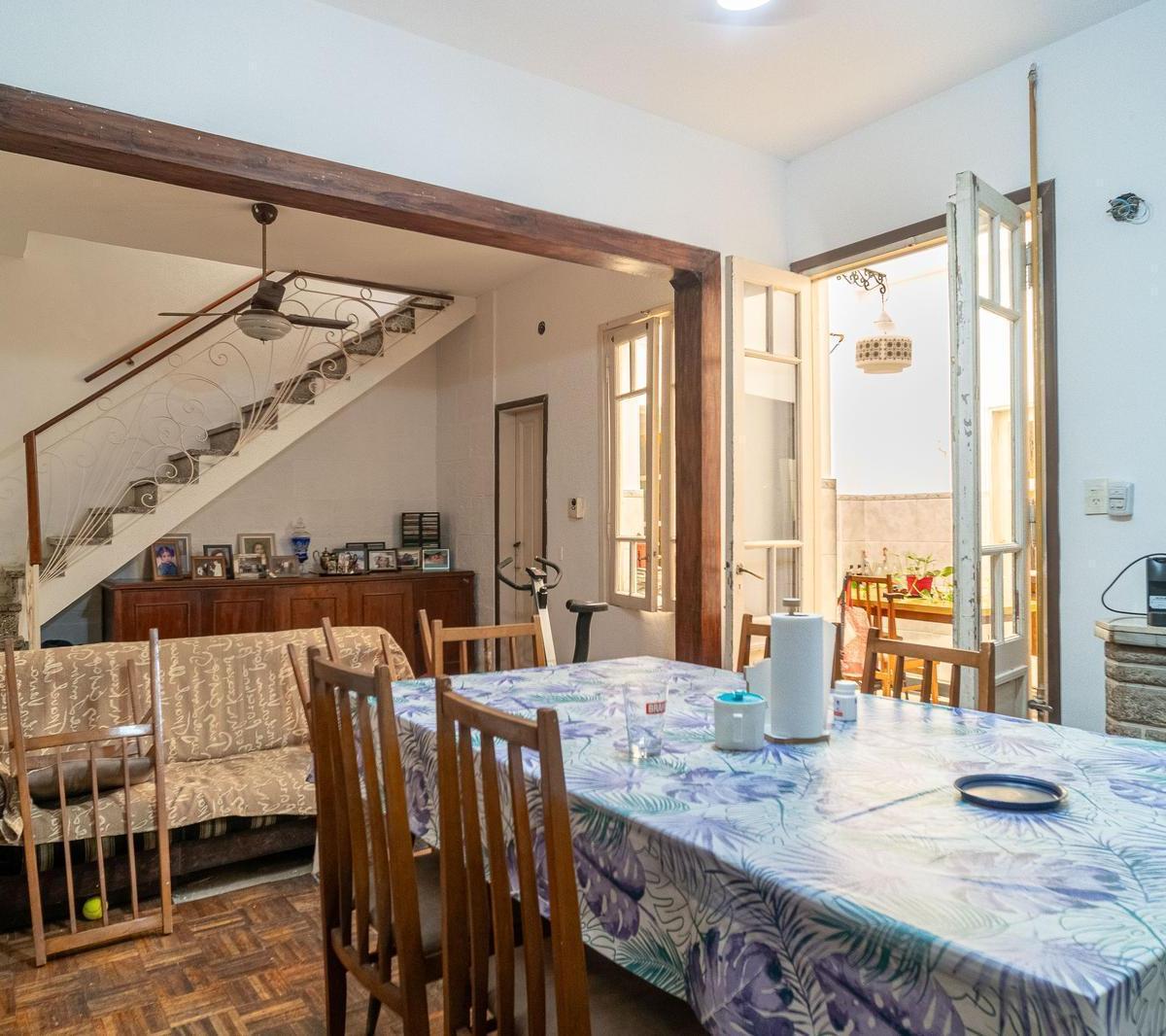 Casa de 5 Ambientes con Terraza y 2 Baños en Venta en Parque Chacabuco 3