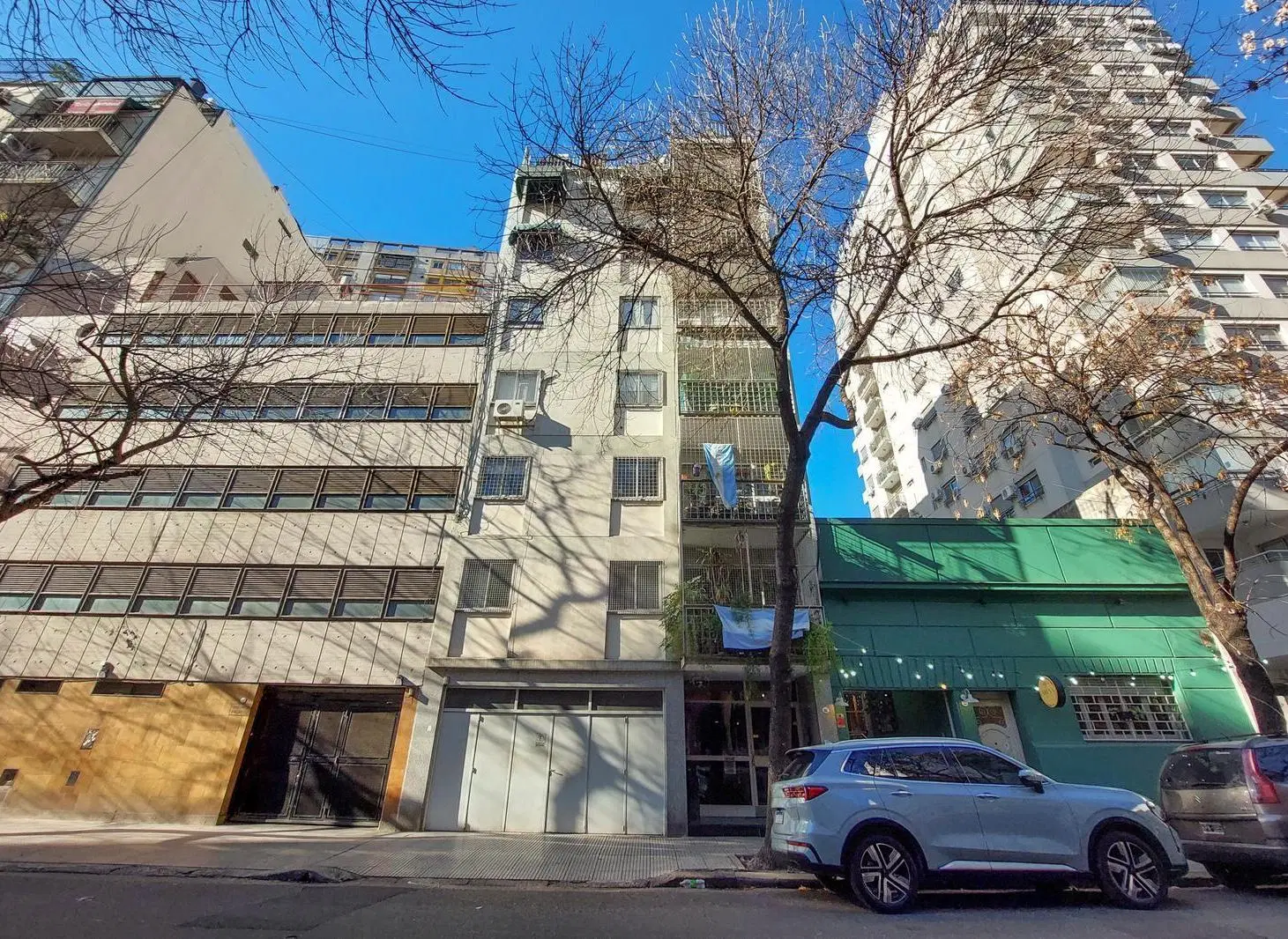 Semipiso de 5 ambientes con balcón y cochera en venta en Caballito 2