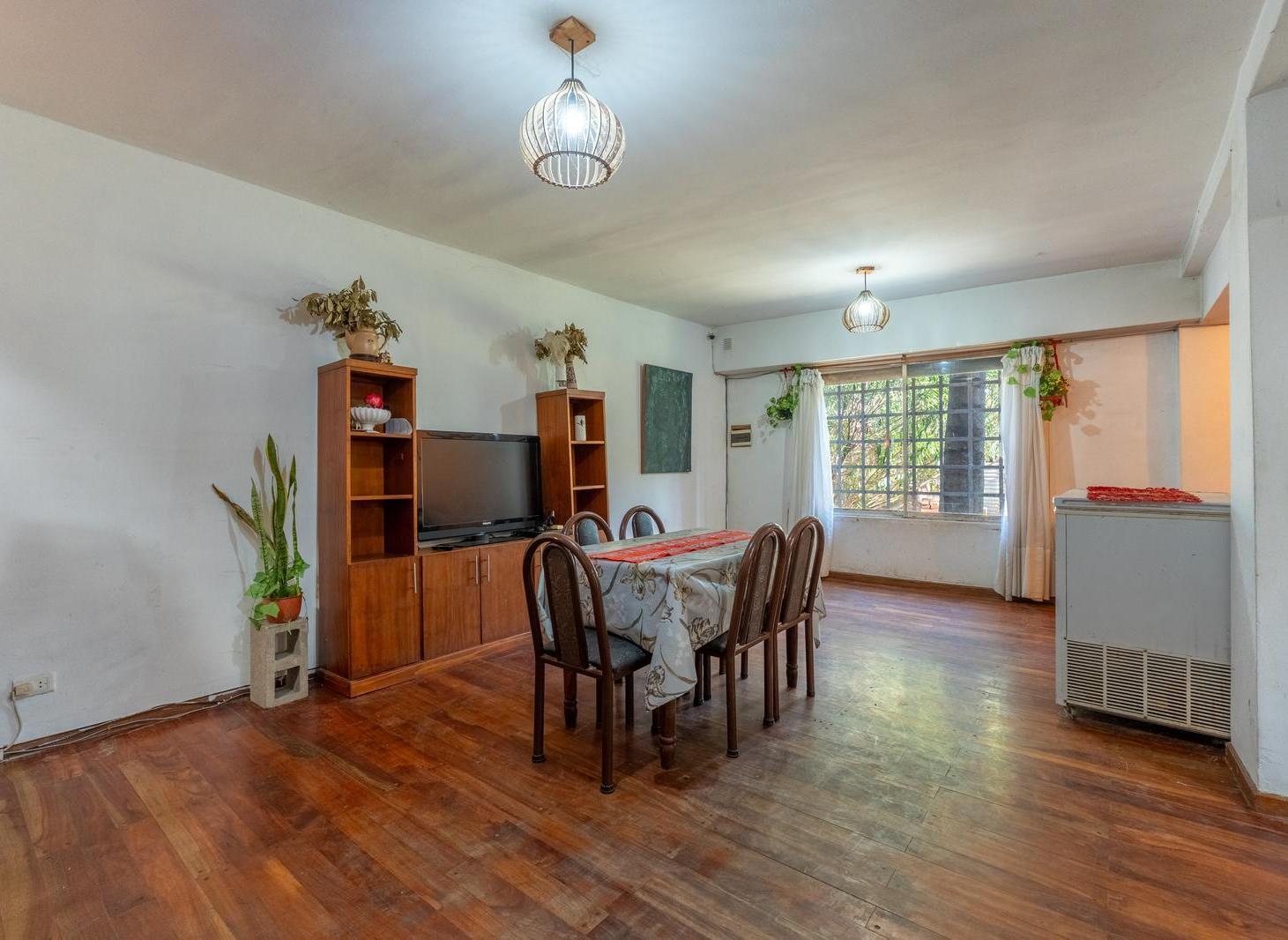 Foto de Casa de 2 plantas con doble patio, pileta, doble terraza y 3 cocheras a, imagen 5