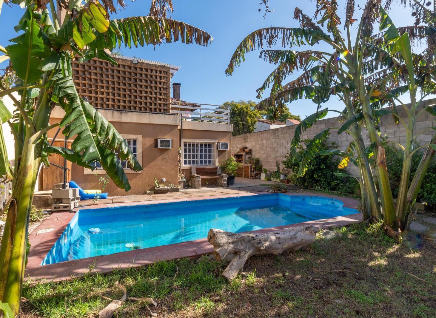 Foto de Casa de 2 plantas con doble patio, pileta, doble terraza y 3 cocheras a, imagen 1