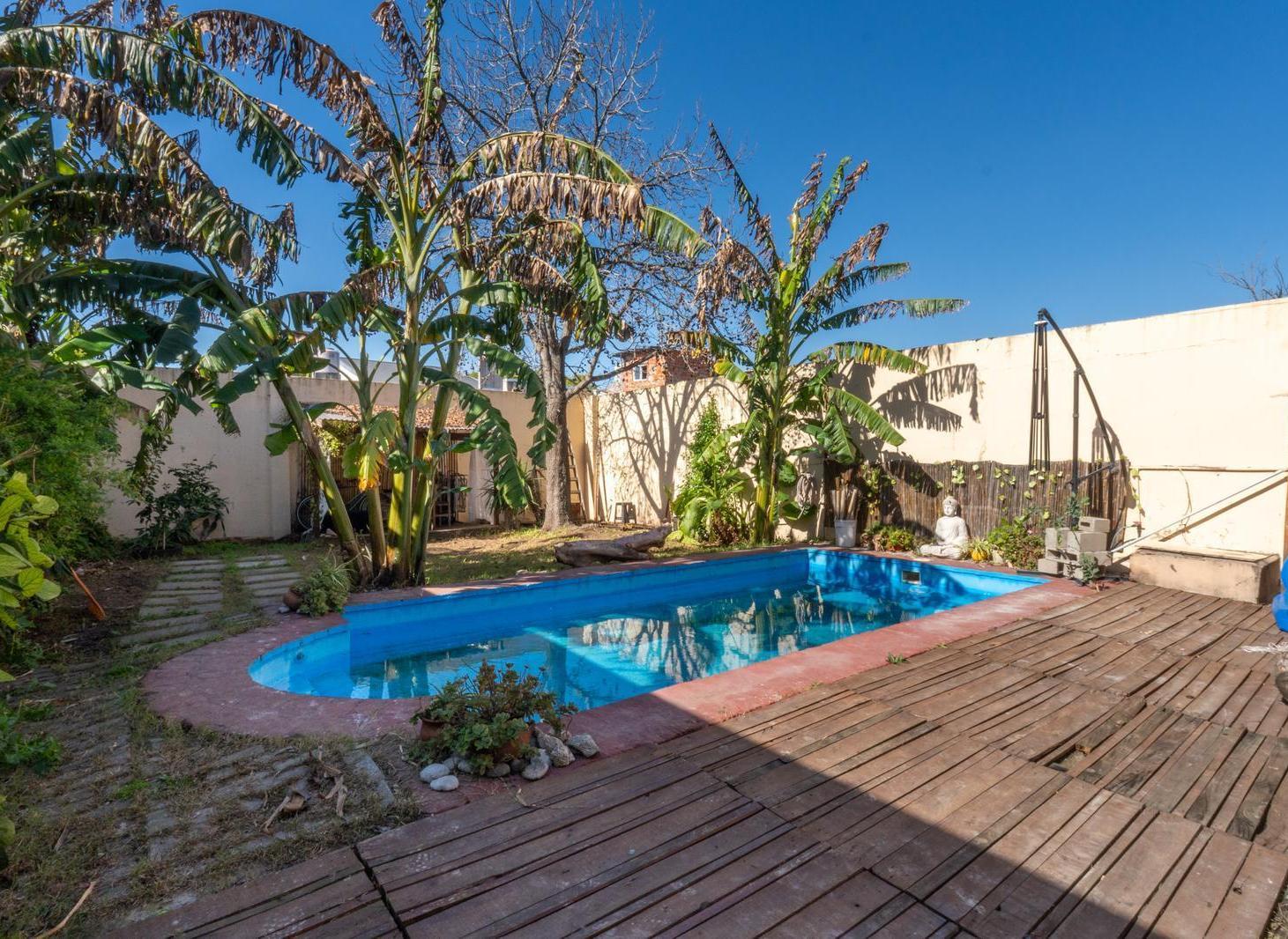 Foto de Casa de 2 plantas con doble patio, pileta, doble terraza y 3 cocheras a, imagen 3