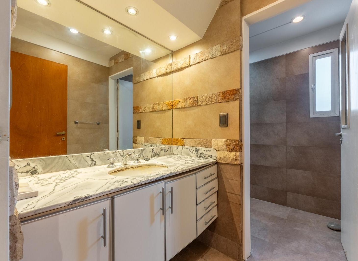 Foto de Departamento de 2 ambientes con cochera y balcón terraza en venta en, imagen 4