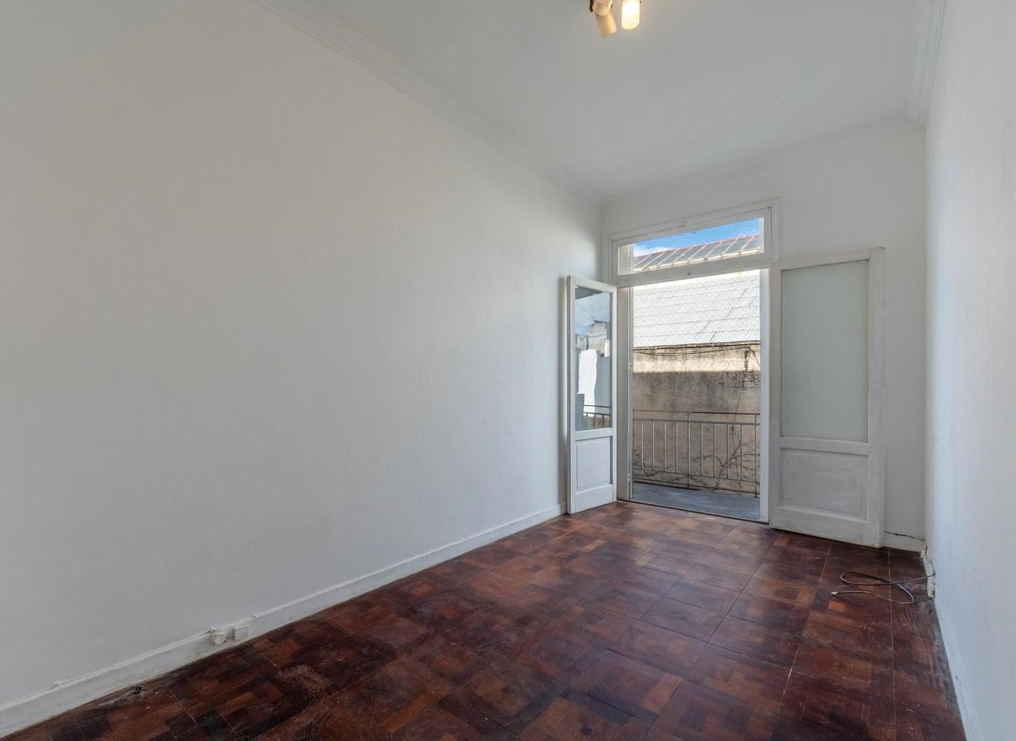 Foto de 2 ambientes con balcón y terraza compartida en edificio antiguo de, imagen 1