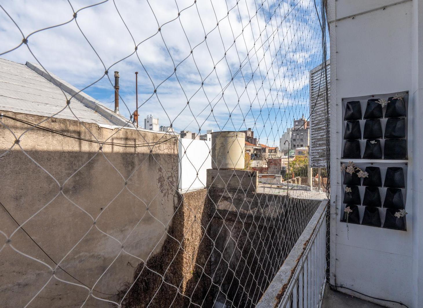 Foto de 2 ambientes con balcón y terraza compartida en edificio antiguo de, imagen 2