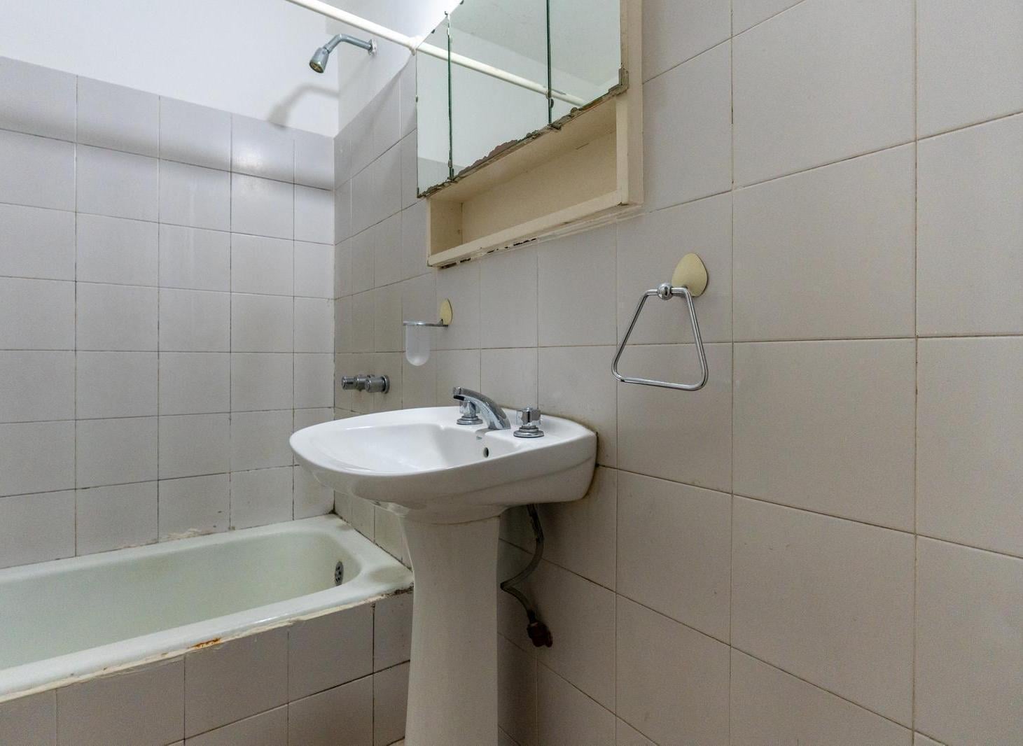 Foto de 2 ambientes apto profesional ideal para refacción en la mejor zona de, imagen 2