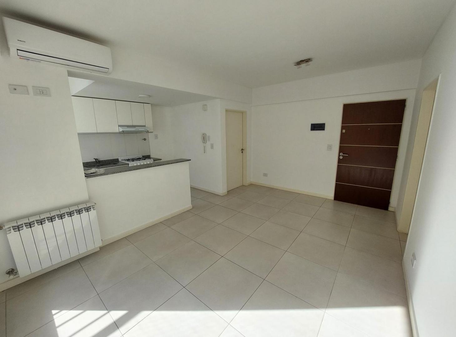 Foto de Departamento de 2 ambientes con balcón corrido y cochera en edificio, imagen 2