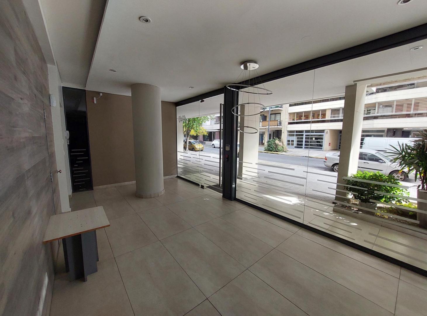 Foto de Departamento de 2 ambientes con balcón corrido y cochera en edificio, imagen 4
