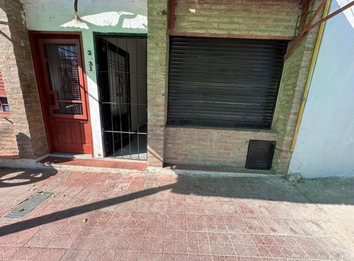 VENTA CASA  CON LOCALES EN BELLA VISTA 2