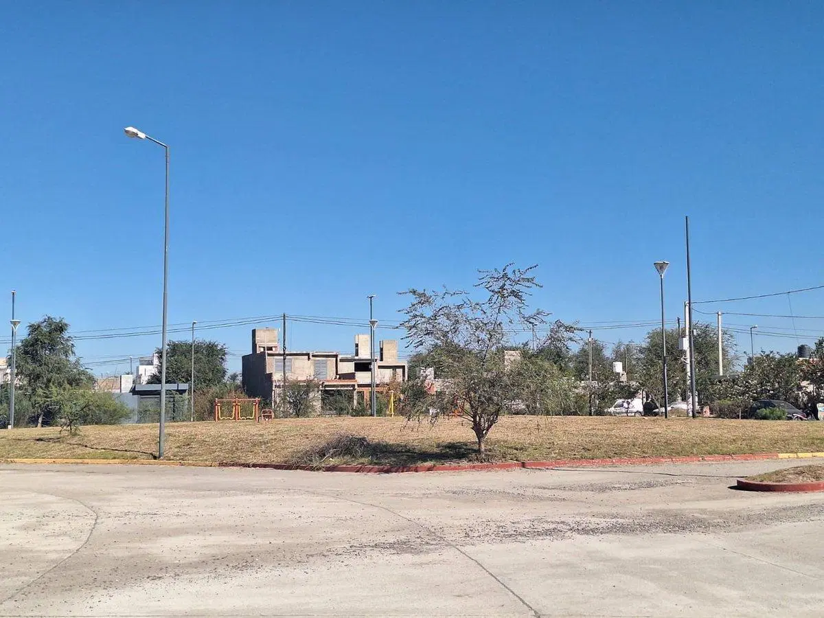 VENTA LOTE 200M2 FRENTE BARRIO SAN ISIDRO 3