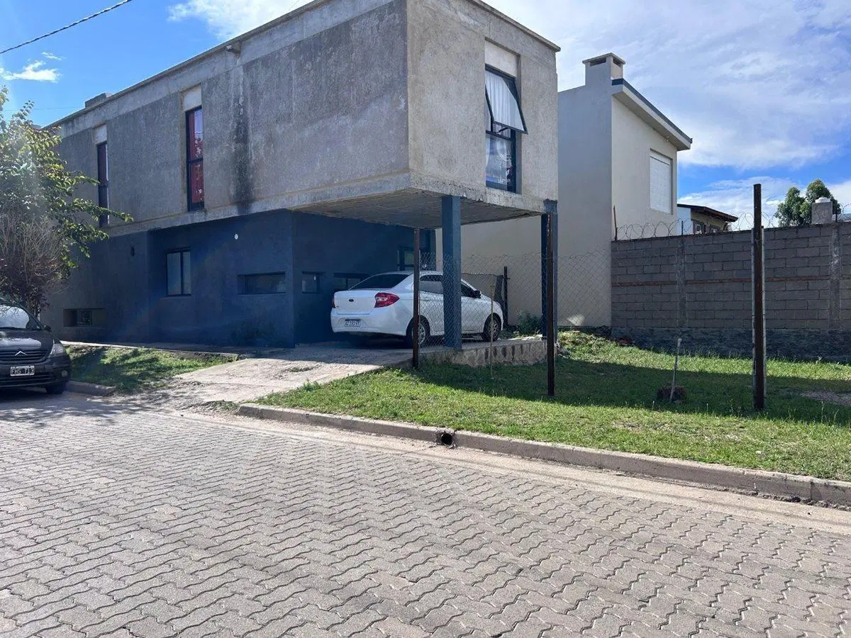 VENTA CASA 2 DORM EN BARRIO SPILIMBERGO NORTE CBA 2