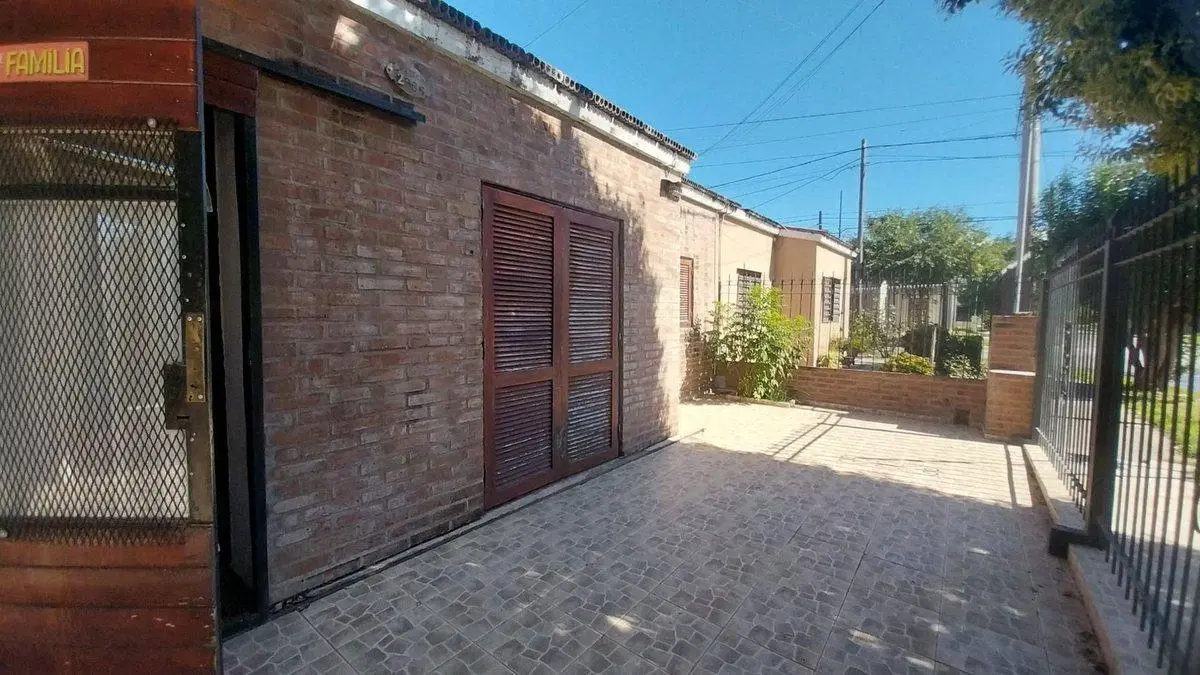SE VENDE CASA 4 DORMITORIOS BARRIO MATIENZO 4