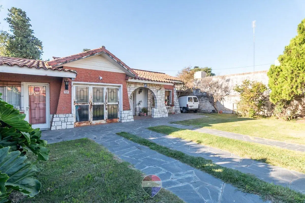 VENTA CASA  3 DORMITORIOS AV. SANTA ANA CORDOBA 8