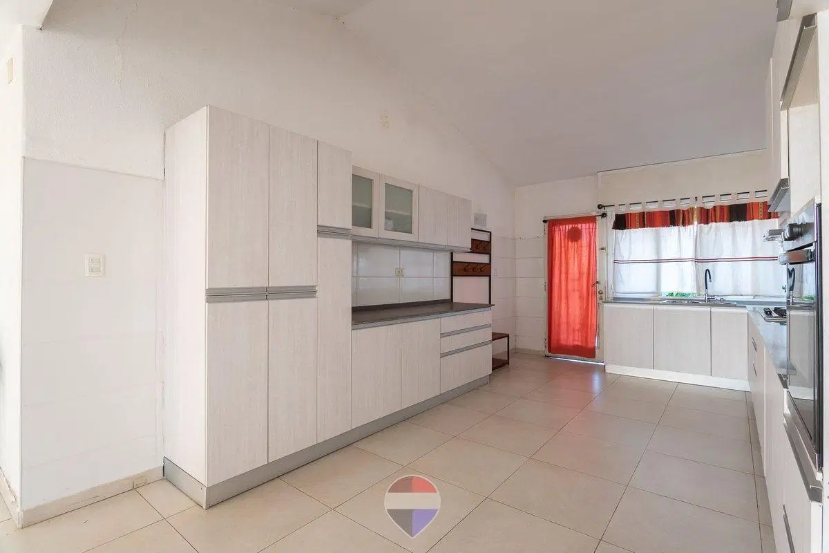 VENTA CASA  3 DORMITORIOS AV. SANTA ANA CORDOBA 4