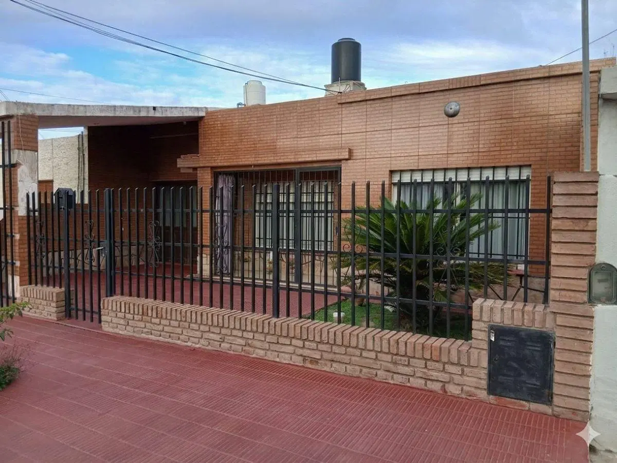 VENTA CASA  4 DORM | COCHERA EN B° CABO FARIÑA 5
