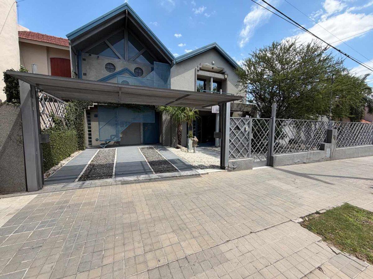VENTA CASA 3 DORM+CONSULTORIOS+PILETA URCA CORDOBA