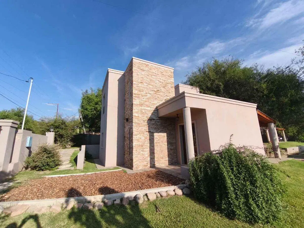VENTA COMPLEJO CASAS DE CATEGORIA EN SAN LORENZO 2