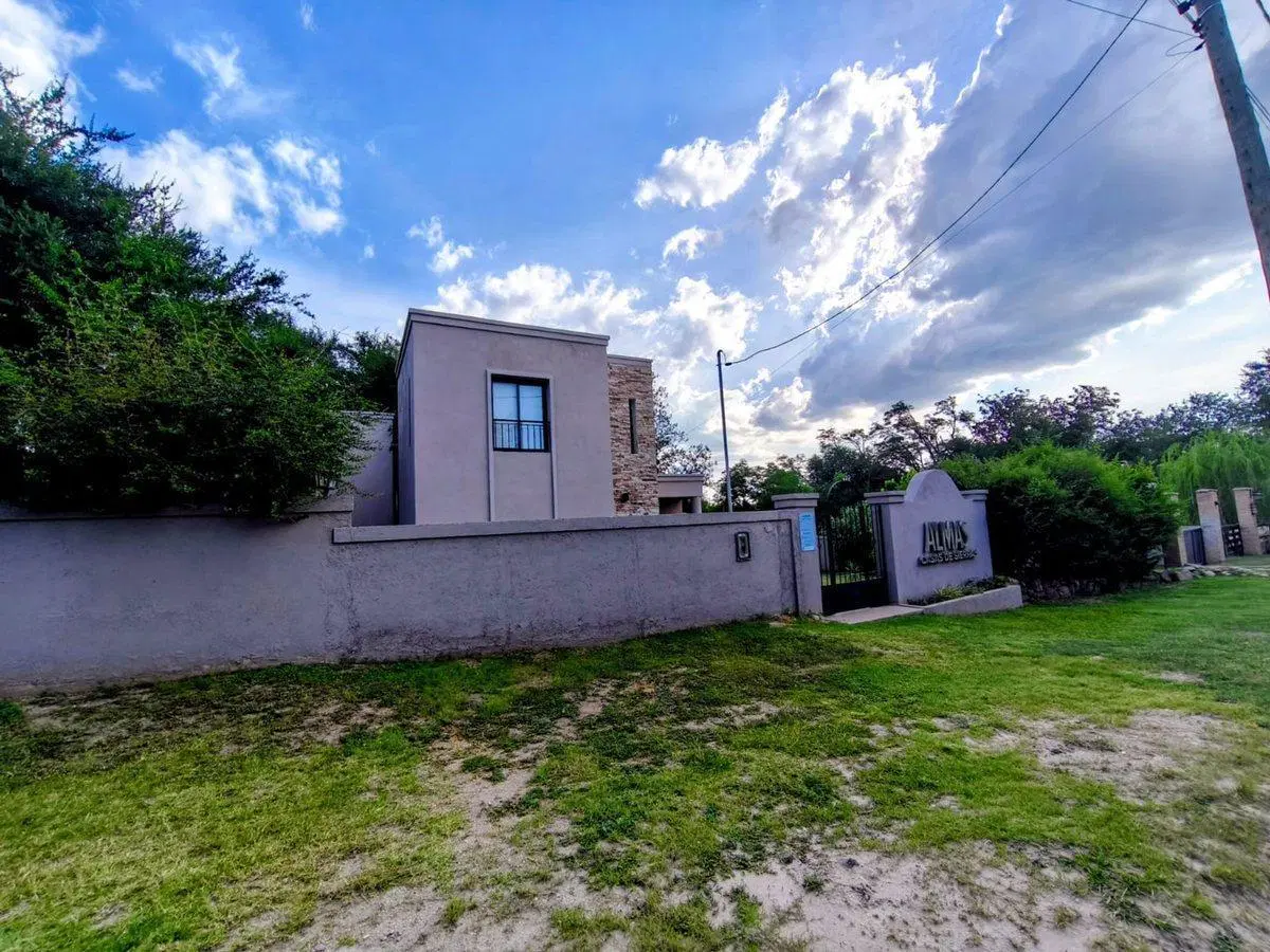 VENTA COMPLEJO CASAS DE CATEGORIA EN SAN LORENZO 3