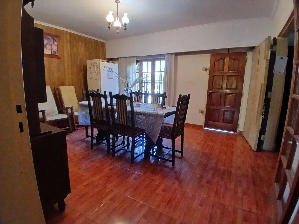 VENTA DE CASA CON GRAN TERRENO + DOS DPTOS 3